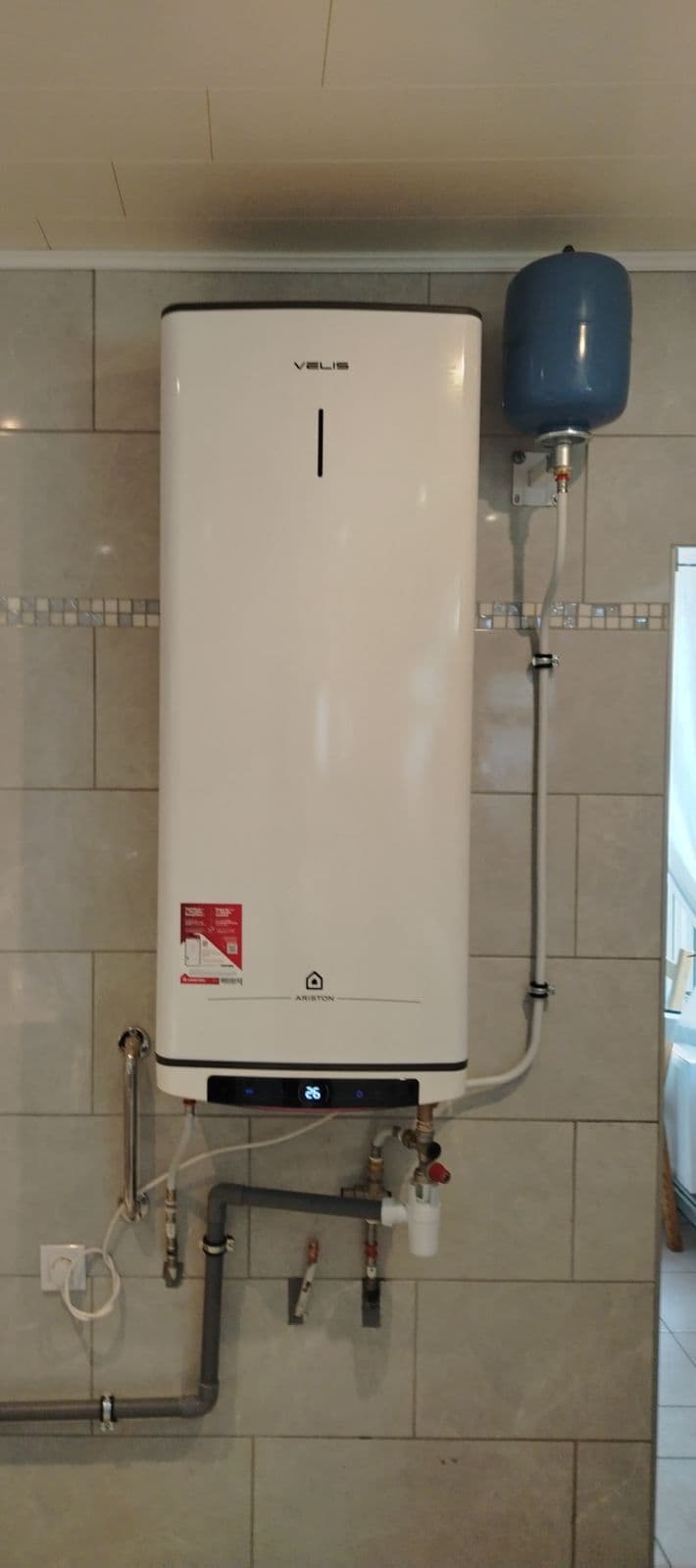 Chauffe-eau électrique installé avec vase d’expansion