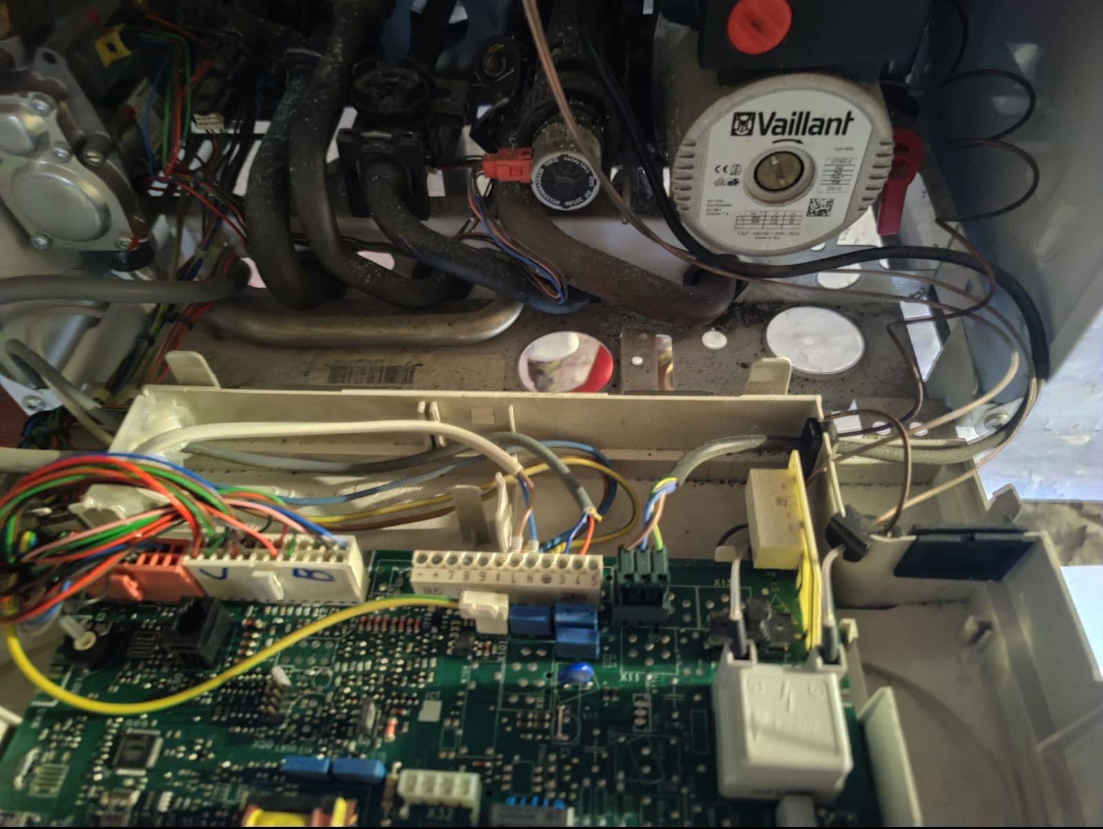 Carte électronique d’une chaudière Vaillant en diagnostic