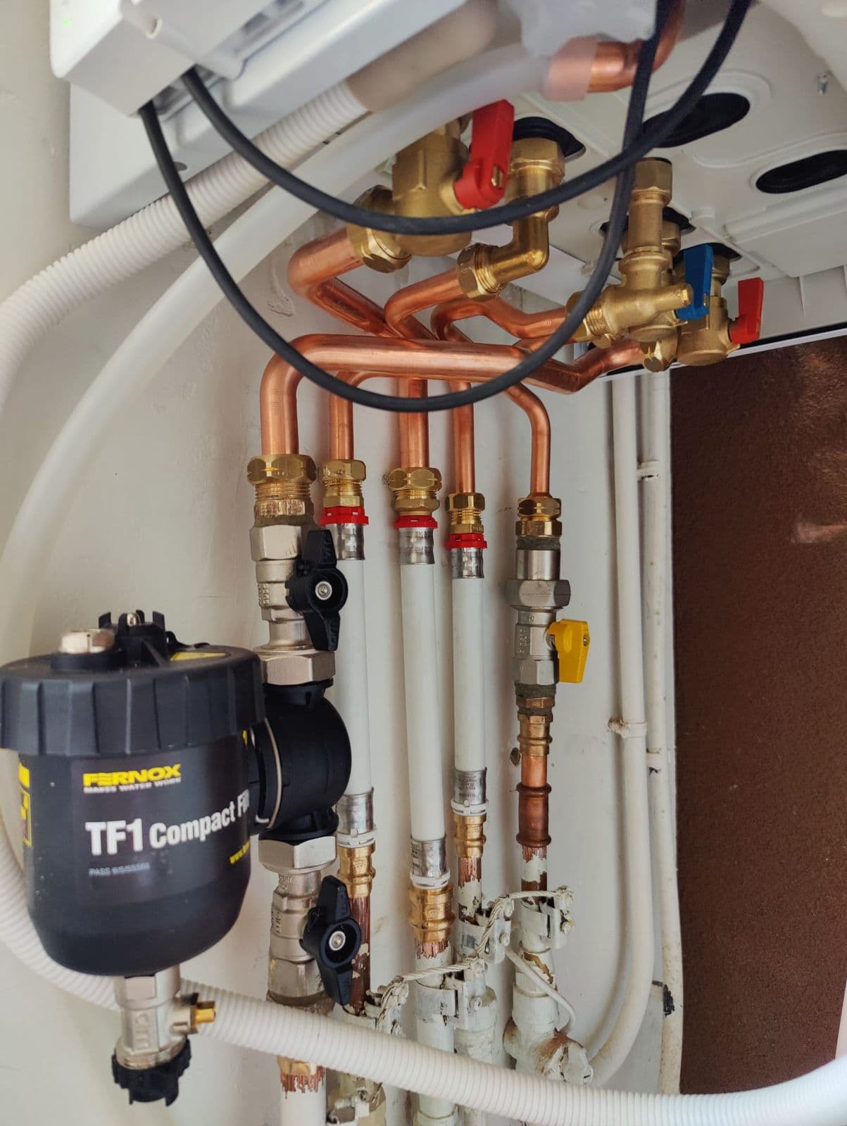 Filtre magnétique Fernox TF1 et raccordements en cuivre